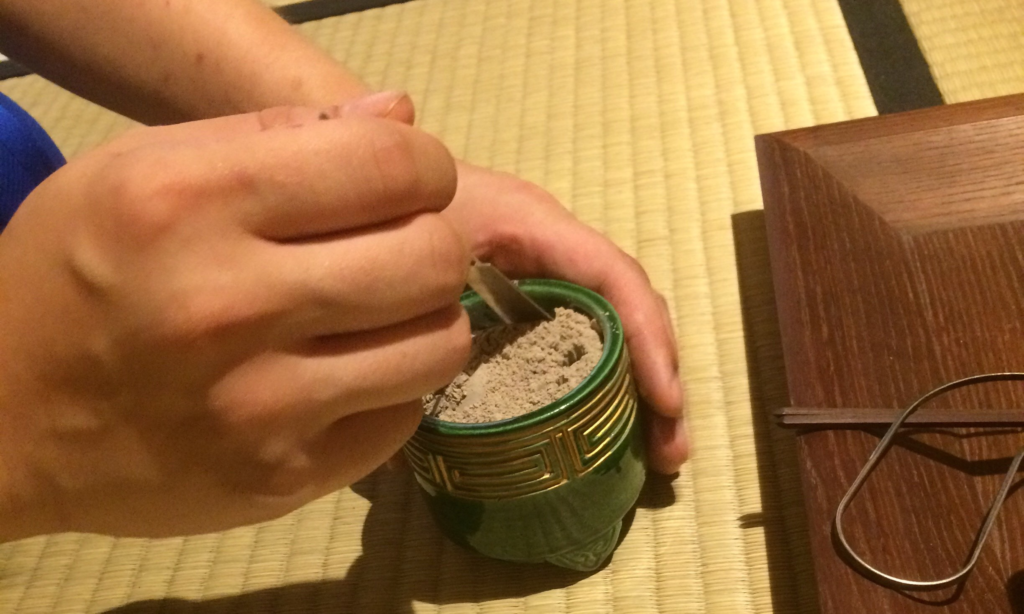 奈良　nara 隠れ家　三五夜　茶室　にじり口　茶会　月釜　茶席　茶道　茶の湯　お茶　抹茶　表千家　堂後茶道教室　濃茶　薄茶　続き薄　香　お香　香点前　聞香　沈香　伽羅　羅国　真那伽　真南蛮　寸聞多羅　佐曾羅　五味六国　習礼　甘酸辛苦鹹　試香　銀葉　香炭団　志野流　泉山御流　香道　JR奈良駅　徒歩　徒歩圏内　2分　三網田　香道具　お稽古　習い事　茶道教室　華道教室