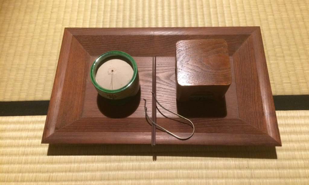 奈良　nara 隠れ家　三五夜　茶室　にじり口　茶会　月釜　茶席　茶道　茶の湯　お茶　抹茶　表千家　堂後茶道教室　濃茶　薄茶　続き薄　香　お香　香点前　聞香　沈香　伽羅　羅国　真那伽　真南蛮　寸聞多羅　佐曾羅　五味六国　習礼　甘酸辛苦鹹　試香　銀葉　香炭団　志野流　泉山御流　香道　JR奈良駅　徒歩　徒歩圏内　2分　三網田　香道具　お稽古　習い事　茶道教室　華道教室