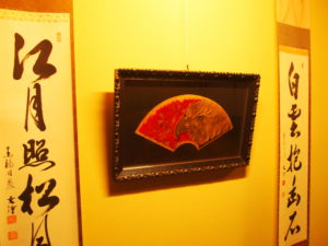 奈良　mara 切り絵　切り絵作品　切り絵作家　石賀直之　ワークショップ　イベント　夏休み　展示会　展覧会　隠れ家　三五夜　茶室　呈茶　薄茶　冷抹茶　おもてなし　干菓子　干菓子器　茶会　茶室　茶道　茶の湯　JR奈良　徒歩　2分　三網田　鷹　万葉あーと展　