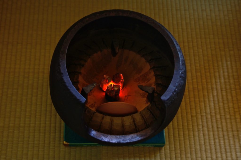 奈良　nara 三五夜　隠れ家　古民家　茶室　茶会　月釜　茶席　茶の湯　茶道　茶道教室　お茶会　お茶　抹茶　濃茶　薄茶　続き薄　和菓子　主菓子　干菓子　風炉　道安風炉　かき揚げ灰　炭　五徳　にじり口　表千家　千家　JR奈良駅　徒歩　2分　三網田