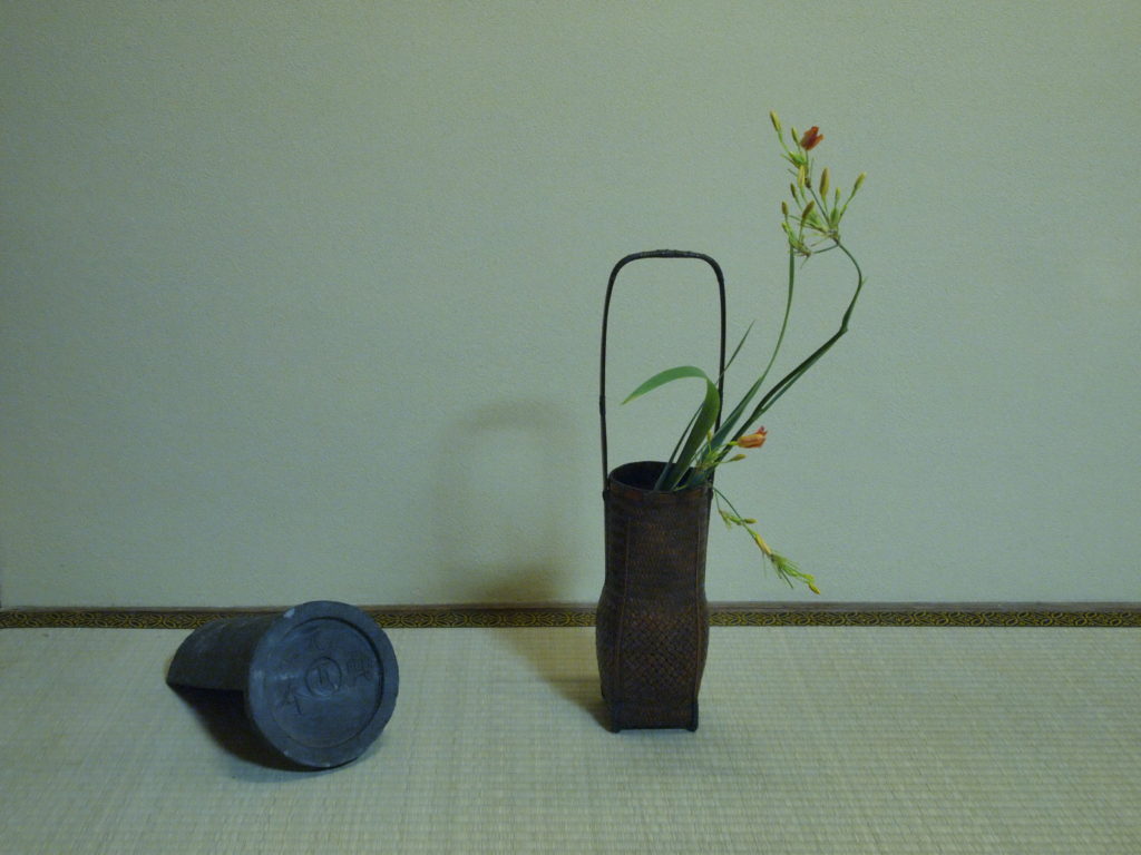 奈良　nara 　奈良駅前　JR奈良　駅前　お稽古　習い事　茶道教室　華道教室　表千家茶道　表千家　山村御流　生け花教室　生け花　いけばな　茶道　茶の湯　抹茶　教室　少人数　古民家　茶室　水屋　お点前　点前　礼儀作法　ひおうぎ　檜扇　ヒオウギ　花　華道　奈良県　奈良市　月一回　JR奈良駅　徒歩　2分　三網田　掛け軸　忙中閑　西垣大道　堂後茶道教室　奈良町
