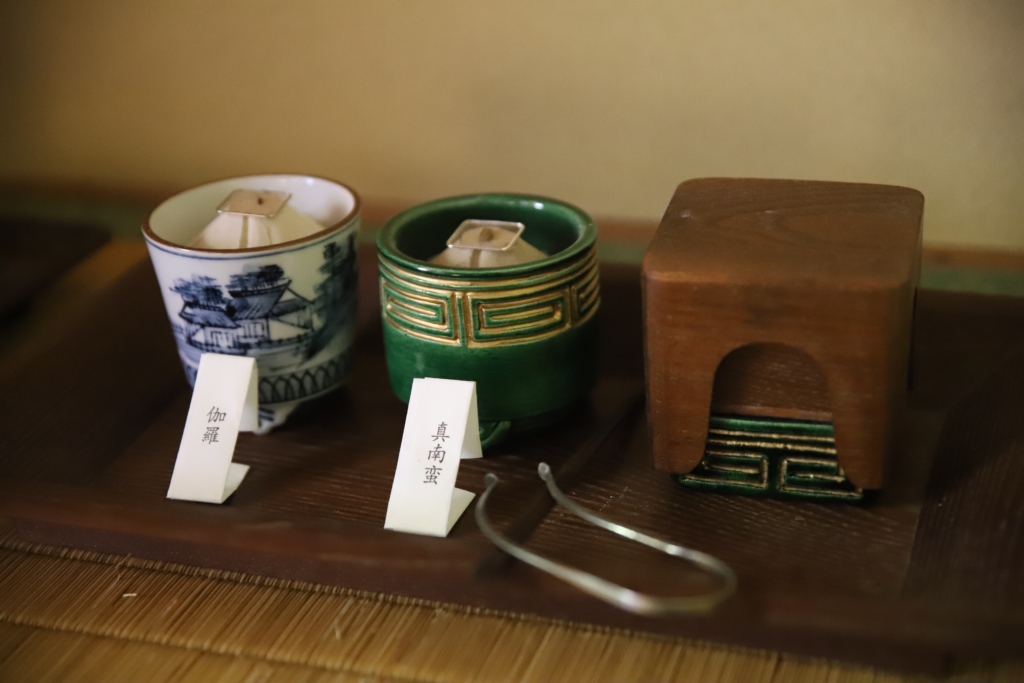 奈良　nara 茶道　茶の湯　煎茶道　煎茶　茶道教室　華道教室　お稽古　習い事　源氏香　紫式部　月釜　茶会　茶席　香席　聞香　香　香木　香道　七事式　且座　濃茶　続き薄　ススキ　オバナ　秋　七草　隠れ家　茶道具　JR奈良駅　徒歩　2分　三網田　茶室　にじり口　古民家　茶　抹茶　tea 三五夜　白楽天　白居居　伽羅　真南蛮　五味六国　如心斎　表千家　家元好み　聞香炉　香道具