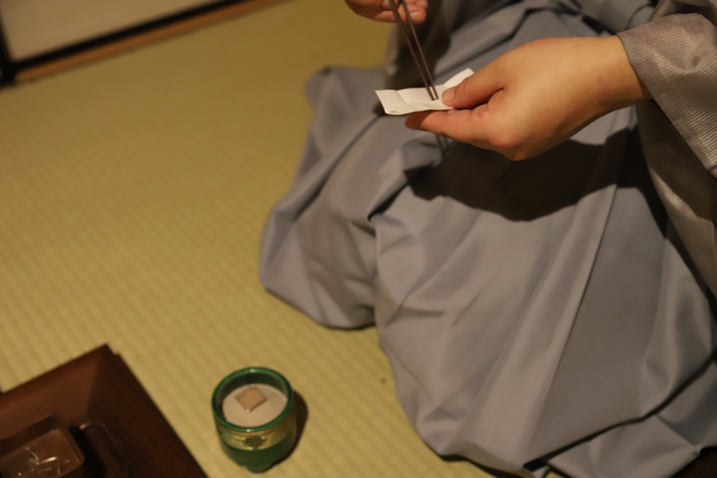 奈良　nara 茶道　茶の湯　煎茶道　煎茶　茶道教室　華道教室　お稽古　習い事　源氏香　紫式部　月釜　茶会　茶席　香席　聞香　香　香木　香道　七事式　且座　濃茶　続き薄　ススキ　オバナ　秋　七草　隠れ家　茶道具　JR奈良駅　徒歩　2分　三網田　茶室　にじり口　古民家　茶　抹茶　tea 三五夜　白楽天　白居居　伽羅　真南蛮　五味六国　如心斎　表千家　家元好み　聞香炉　香道具　いけばな　紫交趾　花器　壺　東大寺　別当　筒井寛秀　雲無心　掛軸　床の間　鏡　待合　煙草盆