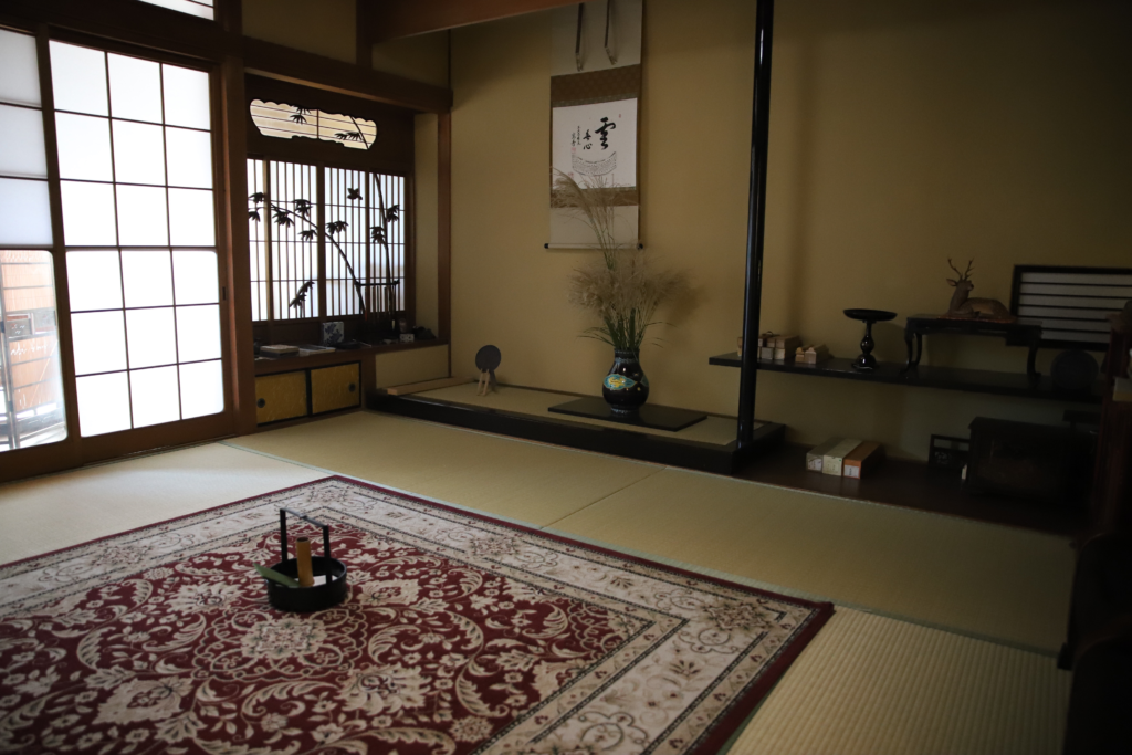 奈良　nara 茶道　茶の湯　煎茶道　煎茶　茶道教室　華道教室　お稽古　習い事　源氏香　紫式部　月釜　茶会　茶席　香席　聞香　香　香木　香道　七事式　且座　濃茶　続き薄　ススキ　オバナ　秋　七草　隠れ家　茶道具　JR奈良駅　徒歩　2分　三網田　茶室　にじり口　古民家　茶　抹茶　tea 三五夜　白楽天　白居居　伽羅　真南蛮　五味六国　如心斎　表千家　家元好み　聞香炉　香道具　いけばな　紫交趾　花器　壺　東大寺　別当　筒井寛秀　雲無心　掛軸　床の間　鏡　待合　煙草盆