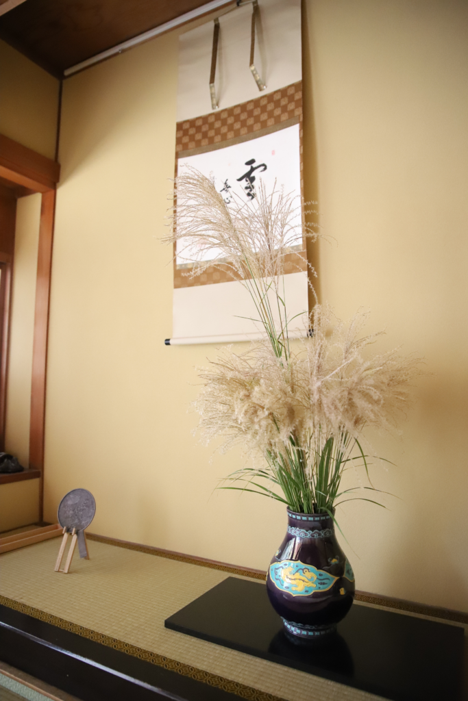奈良　nara 茶道　茶の湯　煎茶道　煎茶　茶道教室　華道教室　お稽古　習い事　源氏香　紫式部　月釜　茶会　茶席　香席　聞香　香　香木　香道　七事式　且座　濃茶　続き薄　ススキ　オバナ　秋　七草　隠れ家　茶道具　JR奈良駅　徒歩　2分　三網田　茶室　にじり口　古民家　茶　抹茶　tea 三五夜　白楽天　白居居　伽羅　真南蛮　五味六国　如心斎　表千家　家元好み　聞香炉　香道具　いけばな　紫交趾　花器　壺　東大寺　別当　筒井寛秀　雲無心　掛軸　床の間　鏡