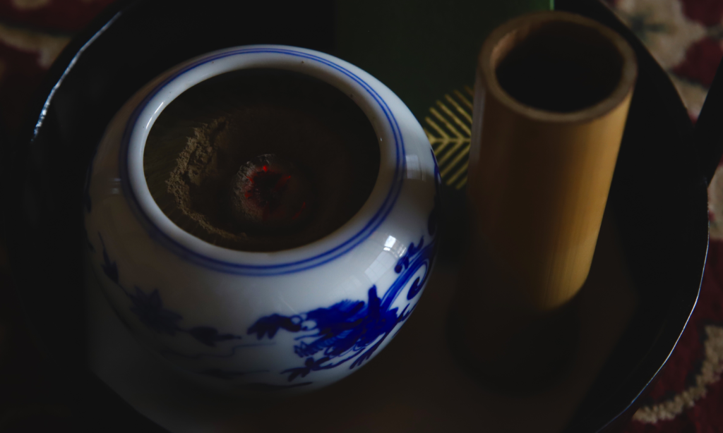 奈良　nara 茶道　茶の湯　煎茶道　煎茶　茶道教室　華道教室　お稽古　習い事　源氏香　紫式部　月釜　茶会　茶席　香席　聞香　香　香木　香道　七事式　且座　濃茶　続き薄　ススキ　オバナ　秋　七草　隠れ家　茶道具　JR奈良駅　徒歩　2分　三網田　茶室　にじり口　古民家　茶　抹茶　tea 三五夜　白楽天　白居居　伽羅　真南蛮　五味六国　如心斎　表千家　家元好み　聞香炉　香道具　いけばな　紫交趾　花器　壺　東大寺　別当　筒井寛秀　雲無心　掛軸　床の間　鏡　待合　煙草盆