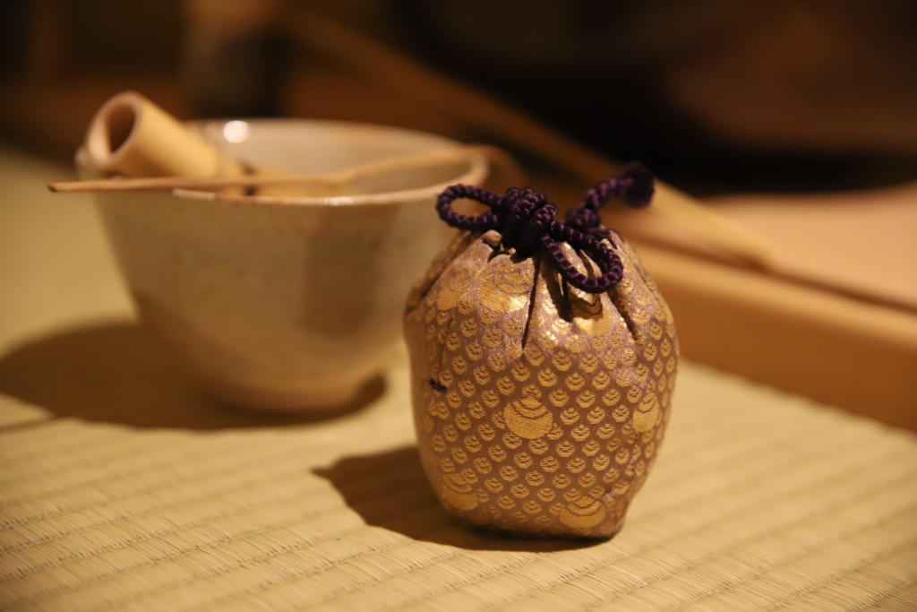 奈良　nara 茶道　茶の湯　煎茶道　煎茶　茶道教室　華道教室　お稽古　習い事　源氏香　紫式部　月釜　茶会　茶席　香席　聞香　香　香木　香道　七事式　且座　濃茶　続き薄　ススキ　オバナ　秋　七草　隠れ家　茶道具　JR奈良駅　徒歩　2分　三網田　茶室　にじり口　古民家　茶　抹茶　tea 三五夜　白楽天　白居居　伽羅　真南蛮　五味六国　如心斎　表千家　家元好み　聞香炉　香道具　いけばな　紫交趾　花器　壺　東大寺　別当　筒井寛秀　雲無心　掛軸　床の間　鏡　待合　煙草盆　東福寺　同聚院　西部文浄　富士釜　鳳凰風炉　加藤忠三郎　三保の松原　如心斎　表千家第七代　如心斎金襴　仕覆　守屋弘斎　茶碗　茶杓