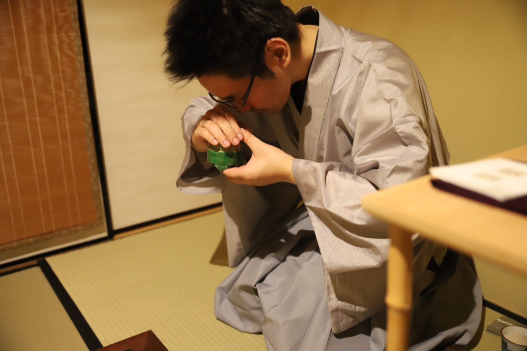 奈良　nara 茶道　茶の湯　煎茶道　煎茶　茶道教室　華道教室　お稽古　習い事　源氏香　紫式部　月釜　茶会　茶席　香席　聞香　香　香木　香道　七事式　且座　濃茶　続き薄　ススキ　オバナ　秋　七草　隠れ家　茶道具　JR奈良駅　徒歩　2分　三網田　茶室　にじり口　古民家　茶　抹茶　tea 三五夜　白楽天　白居居　伽羅　真南蛮　五味六国　如心斎　表千家　家元好み　聞香炉　香道具　いけばな　紫交趾　花器　壺　東大寺　別当　筒井寛秀　雲無心　掛軸　床の間　鏡　待合　煙草盆