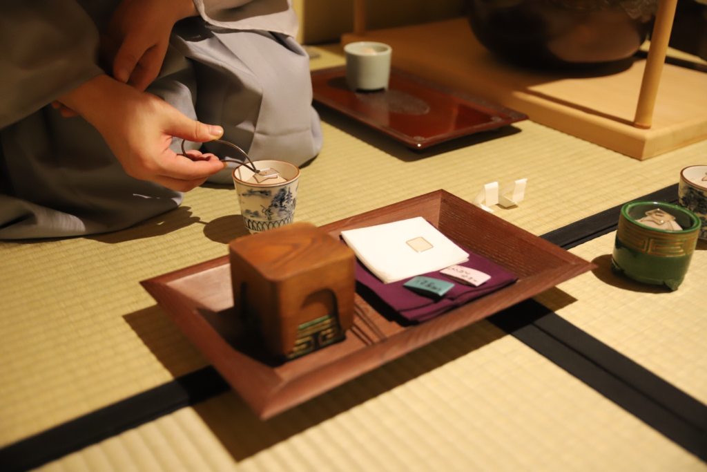 奈良　nara 茶道　茶の湯　煎茶道　煎茶　茶道教室　華道教室　お稽古　習い事　源氏香　紫式部　月釜　茶会　茶席　香席　聞香　香　香木　香道　七事式　且座　濃茶　続き薄　ススキ　オバナ　秋　七草　隠れ家　茶道具　JR奈良駅　徒歩　2分　三網田　茶室　にじり口　古民家　茶　抹茶　tea 三五夜　白楽天　白居居　伽羅　真南蛮　五味六国　如心斎　表千家　家元好み　聞香炉　香道具　いけばな　紫交趾　花器　壺　東大寺　別当　筒井寛秀　雲無心　掛軸　床の間　鏡　待合　煙草盆