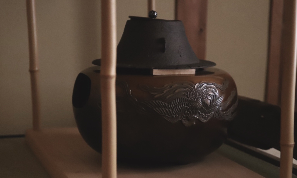 奈良　nara 茶道　茶の湯　煎茶道　煎茶　茶道教室　華道教室　お稽古　習い事　源氏香　紫式部　月釜　茶会　茶席　香席　聞香　香　香木　香道　七事式　且座　濃茶　続き薄　ススキ　オバナ　秋　七草　隠れ家　茶道具　JR奈良駅　徒歩　2分　三網田　茶室　にじり口　古民家　茶　抹茶　tea 三五夜　白楽天　白居居　伽羅　真南蛮　五味六国　如心斎　表千家　家元好み　聞香炉　香道具　いけばな　紫交趾　花器　壺　東大寺　別当　筒井寛秀　雲無心　掛軸　床の間　鏡　待合　煙草盆　東福寺　同聚院　西部文浄　富士釜　鳳凰風炉　加藤忠三郎　三保の松原