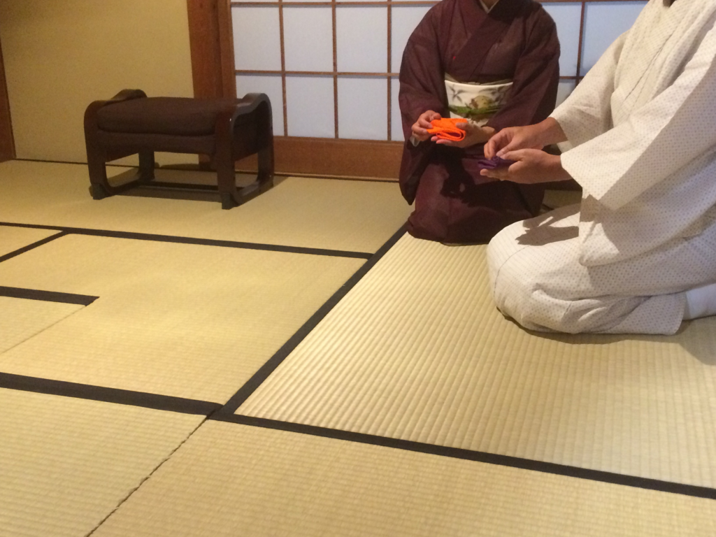 奈良　nara 　奈良駅前　JR奈良　駅前　お稽古　習い事　茶道教室　華道教室　表千家茶道　表千家　山村御流　生け花教室　生け花　いけばな　茶道　茶の湯　抹茶　教室　少人数　古民家　茶室　水屋　お点前　点前　礼儀作法　ひおうぎ　檜扇　ヒオウギ　花　華道　奈良県　奈良市　月一回　JR奈良駅　徒歩　2分　三網田　掛け軸　忙中閑　西垣大道　堂後茶道教室　奈良町