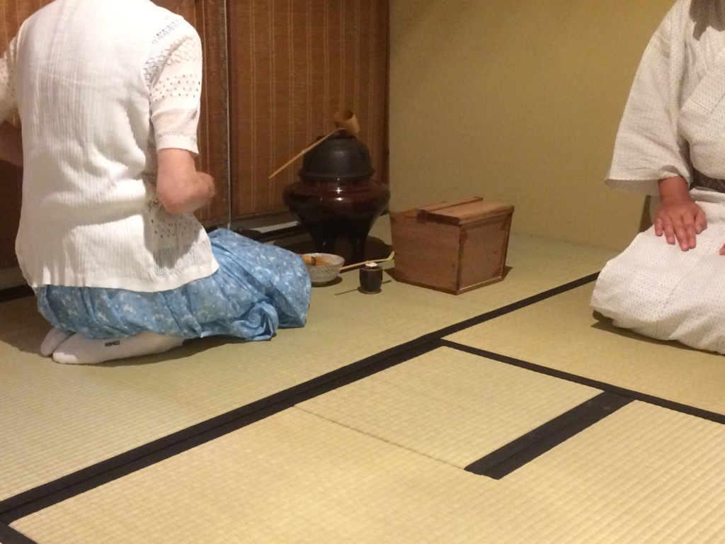 奈良　nara 　奈良駅前　JR奈良　駅前　お稽古　習い事　茶道教室　華道教室　表千家茶道　表千家　山村御流　生け花教室　生け花　いけばな　茶道　茶の湯　抹茶　教室　少人数　古民家　茶室　水屋　お点前　点前　礼儀作法　ひおうぎ　檜扇　ヒオウギ　花　華道　奈良県　奈良市　月一回　JR奈良駅　徒歩　2分　三網田　掛け軸　忙中閑　西垣大道　堂後茶道教室　奈良町