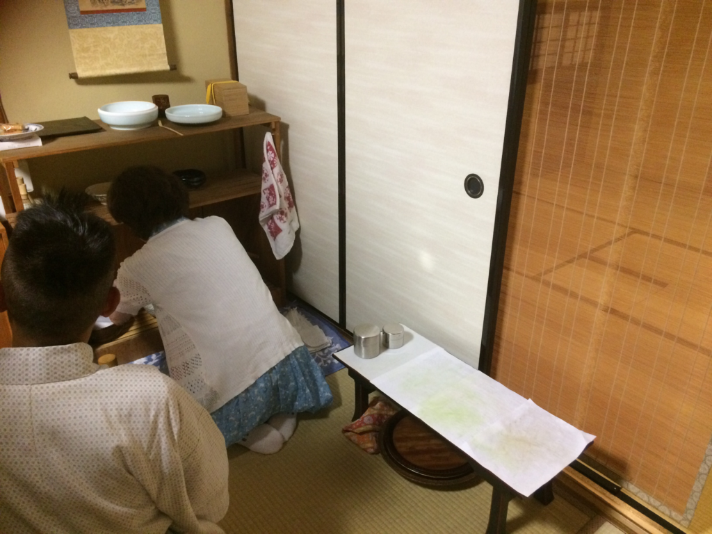 奈良　nara 　奈良駅前　JR奈良　駅前　お稽古　習い事　茶道教室　華道教室　表千家茶道　表千家　山村御流　生け花教室　生け花　いけばな　茶道　茶の湯　抹茶　教室　少人数　古民家　茶室　水屋　お点前　点前　礼儀作法　ひおうぎ　檜扇　ヒオウギ　花　華道　奈良県　奈良市　月一回　JR奈良駅　徒歩　2分　三網田　掛け軸　忙中閑　西垣大道　堂後茶道教室　奈良町　