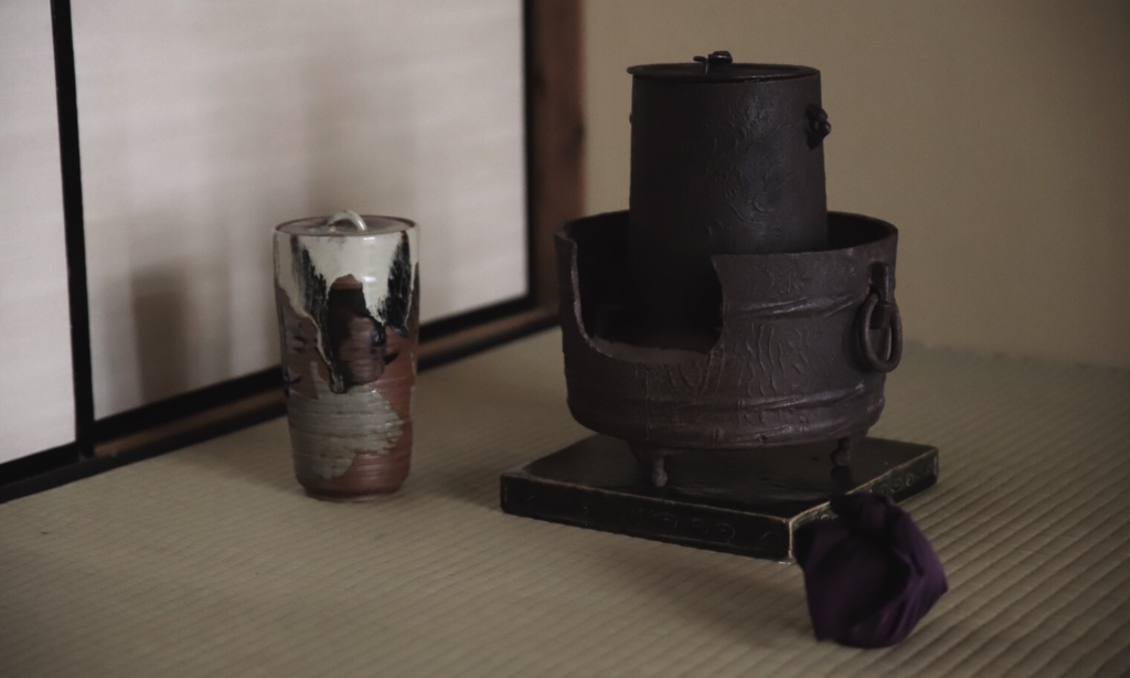 奈良　nara 隠れ家　三五夜　茶室　にじり口　茶席　茶会　月釜　風炉　炉　四畳半　日本家屋　古民家　茶道　茶の湯　お茶　お茶会　濃茶　薄茶　抹茶　続き薄　丸久小山園　重ね茶碗　お点前　点前　雲龍釜　盛物　煎茶　煎茶道　文人趣味　文人風　文人生け　生け花　いけばな　ハロウィン　かぼちゃ　南瓜　柘榴　ザクロ　柿　カキ　烏瓜　カラスウリ　JR奈良駅前　徒歩　2分　三網田　中置　細水指　包袱紗