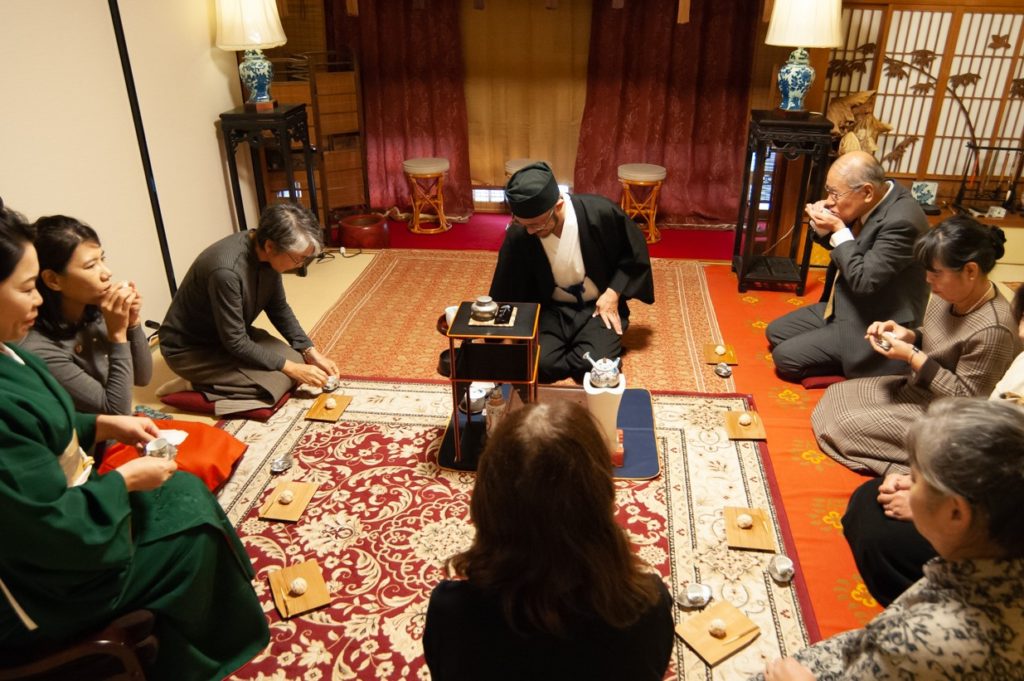 奈良 nara 隠れ家 三五夜 茶道 煎茶道 お茶 茶に湯 煎茶会 茶会 雅楽 うたまいのつかさ ANDNEXT 天理大学雅楽部OB 雅楽部 笙 篳篥 竜笛 古民家 演奏会 雅楽演奏 内御簾 御簾 更紗 煎茶 玉露 久誉 丸久小山園 東雲棚 涼炉 三国丹祐 井上春峰 万歴五彩 急須 茶入れ 仙媒 螺鈿 早蕨 JR奈良駅前 徒歩2分 三網田
