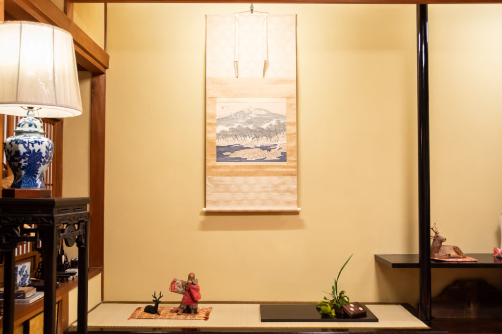 奈良 nara 隠れ家 三五夜 茶道 煎茶道 お茶 茶に湯 煎茶会 茶会 雅楽 うたまいのつかさ ANDNEXT 天理大学雅楽部OB 雅楽部 笙 篳篥 竜笛 古民家 演奏会 雅楽演奏 内御簾 御簾 更紗 煎茶 玉露 久誉 丸久小山園 東雲棚 涼炉 三国丹祐 井上春峰 万歴五彩 急須 茶入れ 仙媒 螺鈿 早蕨 JR奈良駅前 徒歩2分 三網田 帛 帛の御袍 山村御流 いけばな 萬歳楽 鹿 床の間 蓬莱山 珊瑚樹 サンゴジュ 吉兆草 キッチョウソウ ダイダイ 橙