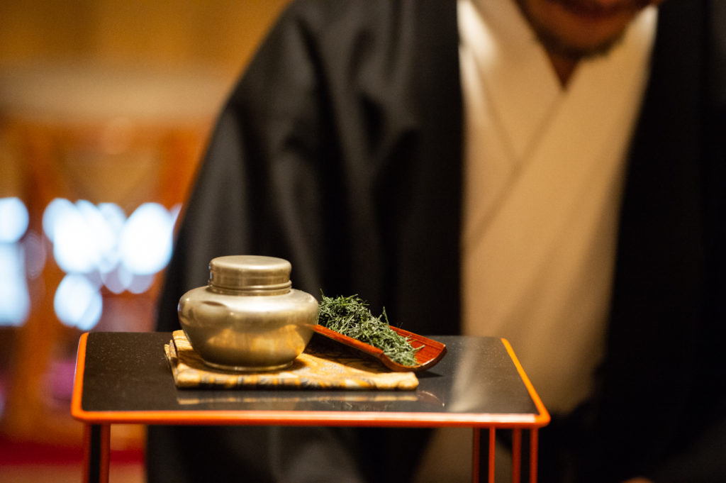 奈良 nara 隠れ家 三五夜 茶道 煎茶道 お茶 茶に湯 煎茶会 茶会 雅楽 うたまいのつかさ ANDNEXT 天理大学雅楽部OB 雅楽部 笙 篳篥 竜笛 古民家 演奏会 雅楽演奏 内御簾 御簾 更紗 煎茶 玉露 久誉 丸久小山園 東雲棚 涼炉 三国丹祐 井上春峰 万歴五彩 急須 茶入れ 仙媒 螺鈿 早蕨 JR奈良駅前 徒歩2分 三網田