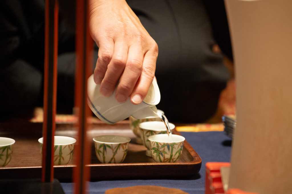 奈良 nara 隠れ家 三五夜 茶道 煎茶道 お茶 茶に湯 煎茶会 茶会 雅楽 うたまいのつかさ ANDNEXT 天理大学雅楽部OB 雅楽部 笙 篳篥 竜笛 古民家 演奏会 雅楽演奏 内御簾 御簾 更紗 煎茶 玉露 久誉 丸久小山園 東雲棚 涼炉 三国丹祐 井上春峰 万歴五彩 急須 茶入れ 仙媒 螺鈿 早蕨 JR奈良駅前 徒歩2分 三網田 帛 帛の御袍