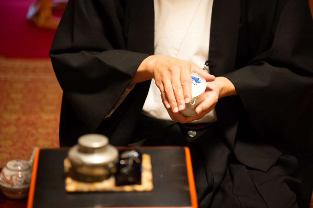 奈良 nara 隠れ家 三五夜 茶道 煎茶道 お茶 茶に湯 煎茶会 茶会 雅楽 うたまいのつかさ ANDNEXT 天理大学雅楽部OB 雅楽部 笙 篳篥 竜笛 古民家 演奏会 雅楽演奏 内御簾 御簾 更紗 煎茶 玉露 久誉 丸久小山園 東雲棚 涼炉 三国丹祐 井上春峰 万歴五彩 急須 茶入れ 仙媒 螺鈿 早蕨 JR奈良駅前 徒歩2分 三網田 帛 帛の御袍