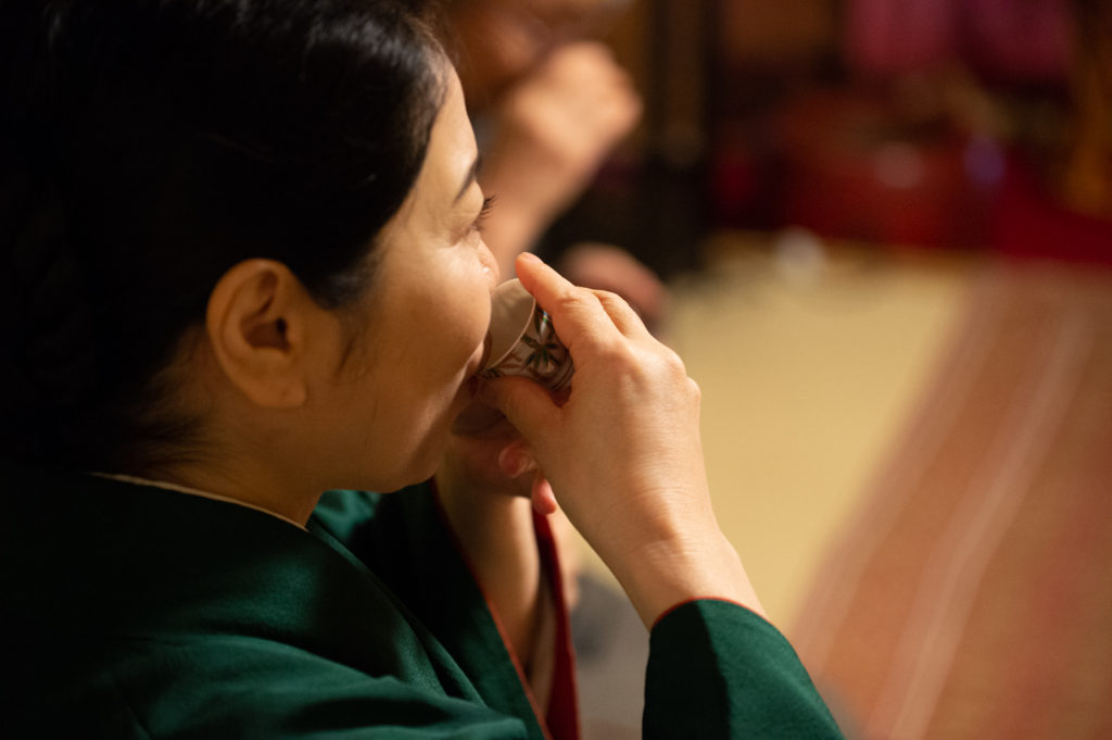 奈良 nara 隠れ家 三五夜 茶道 煎茶道 お茶 茶に湯 煎茶会 茶会 雅楽 うたまいのつかさ ANDNEXT 天理大学雅楽部OB 雅楽部 笙 篳篥 竜笛 古民家 演奏会 雅楽演奏 内御簾 御簾 更紗 煎茶 玉露 久誉 丸久小山園 東雲棚 涼炉 三国丹祐 井上春峰 万歴五彩 急須 茶入れ 仙媒 螺鈿 早蕨 JR奈良駅前 徒歩2分 三網田 帛 帛の御袍