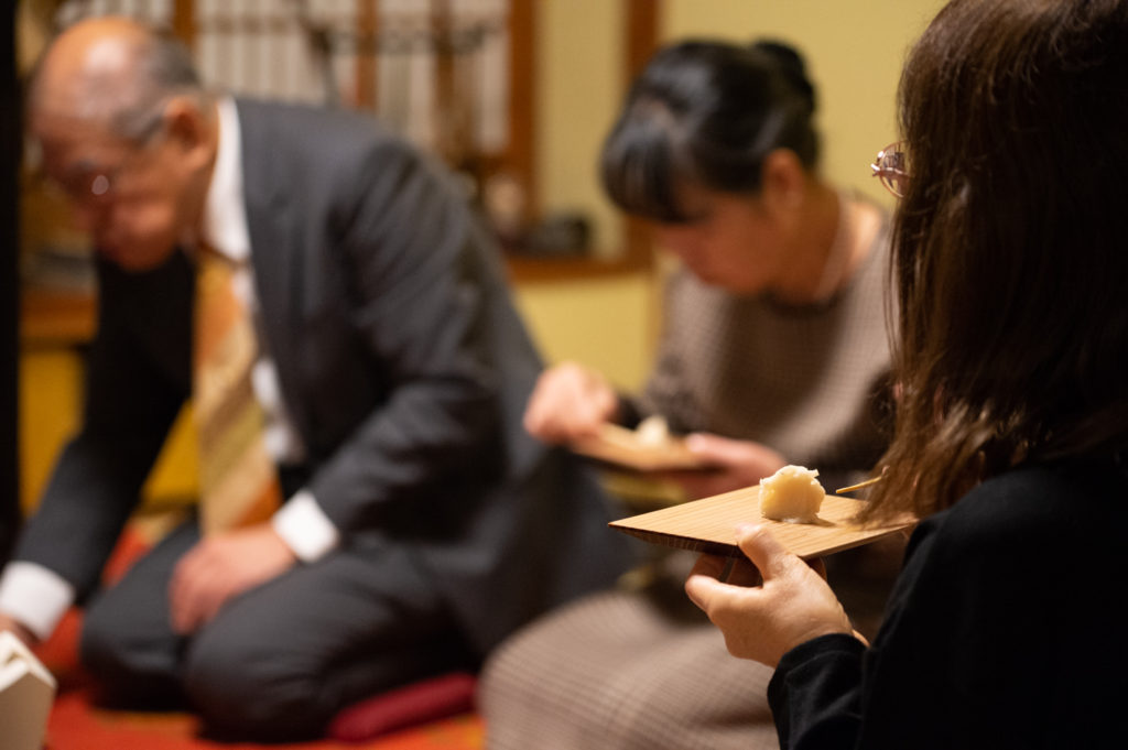 良 nara 隠れ家 三五夜 茶道 煎茶道 お茶 茶に湯 煎茶会 茶会 雅楽 うたまいのつかさ ANDNEXT 天理大学雅楽部OB 雅楽部 笙 篳篥 竜笛 古民家 演奏会 雅楽演奏 内御簾 御簾 更紗 煎茶 玉露 久誉 丸久小山園 東雲棚 涼炉 三国丹祐 井上春峰 万歴五彩 急須 茶入れ 仙媒 螺鈿 早蕨 JR奈良駅前 徒歩2分 三網田