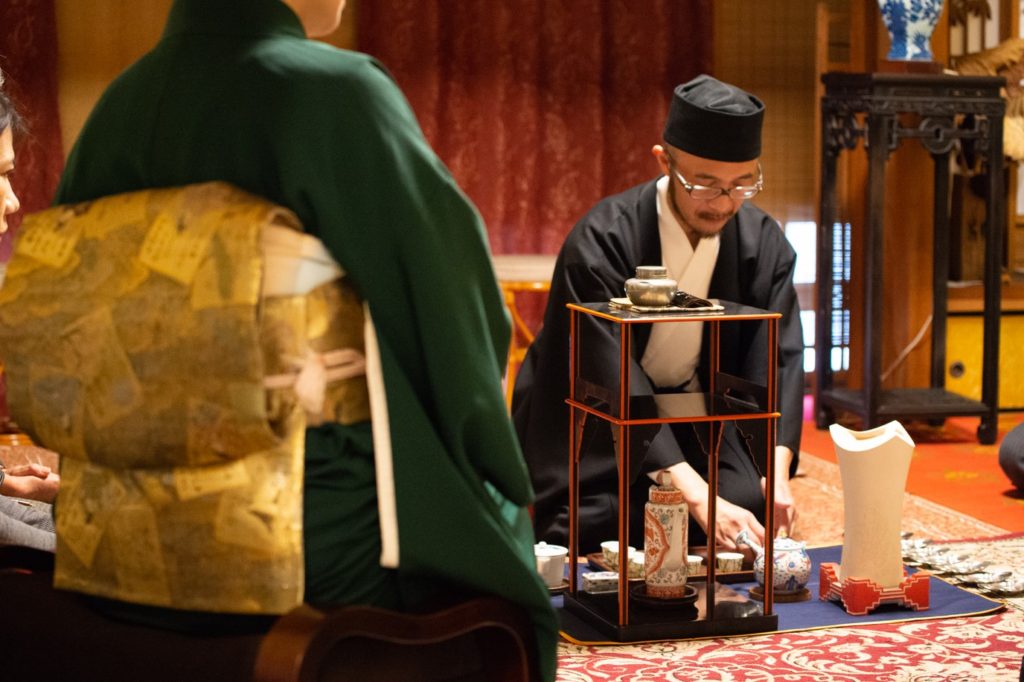 奈良 nara 隠れ家 三五夜 茶道 煎茶道 お茶 茶に湯 煎茶会 茶会 雅楽 うたまいのつかさ ANDNEXT 天理大学雅楽部OB 雅楽部 笙 篳篥 竜笛 古民家 演奏会 雅楽演奏 内御簾 御簾 更紗 煎茶 玉露 久誉 丸久小山園 東雲棚 涼炉 三国丹祐 井上春峰 万歴五彩 急須 茶入れ 仙媒 螺鈿 早蕨 JR奈良駅前 徒歩2分 三網田 帛 帛の御袍