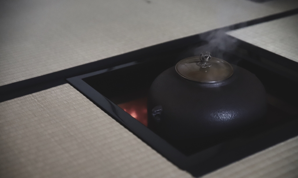 奈良 nara 三五夜 隠れ家 茶会 月釜 茶席 茶室 茶道 茶の湯 お茶 濃茶 薄茶 続き薄 お点前 高麗台子 三十六歌仙 京都 京都国立博物館 佐竹本 炉開き 炉 釜 茶の正月 口切りの茶事 趣向 煎茶道 柚子 上生菓子 和菓子 干菓子 お祝い 御祝 JR奈良駅 徒歩 2分 三網田 丸釜 真塗炉縁 炉縁