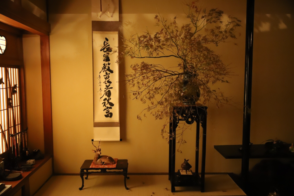 奈良 nara 三五夜 隠れ家 茶会 月釜 茶席 茶室 茶道 茶の湯 お茶 濃茶 薄茶 続き薄 お点前 高麗台子 三十六歌仙 京都 京都国立博物館 佐竹本 炉開き 炉 釜 茶の正月 口切りの茶事 趣向 煎茶道 柚子 上生菓子 和菓子 干菓子 お祝い 御祝 JR奈良駅 徒歩 2分 三網田 西王母 椿 ツバキ 尊 尊式 胡銅 古銅 青海波 湊焼 香合 紙釜敷
もみじ 床の間 床飾り 長生殿裏春秋富 鹿 奈良一刀彫 春日卓
紅枝垂れ紅葉 ベニシダレモミジ
付書院 羽衣紅葉 ハゴロモモミジ