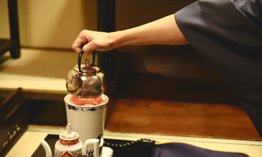 奈良 nara 三五夜 隠れ家 茶会 月釜 茶席 茶室 茶道 茶の湯 お茶 濃茶 薄茶 続き薄 お点前 高麗台子 三十六歌仙 京都 京都国立博物館 佐竹本 炉開き 炉 釜 茶の正月 口切りの茶事 趣向 煎茶道 柚子 上生菓子 和菓子 干菓子 お祝い 御祝 JR奈良駅 徒歩 2分 三網田 香煎 涼炉 銀瓶 煎茶道具 急須 ガラス 汲出し 安南焼