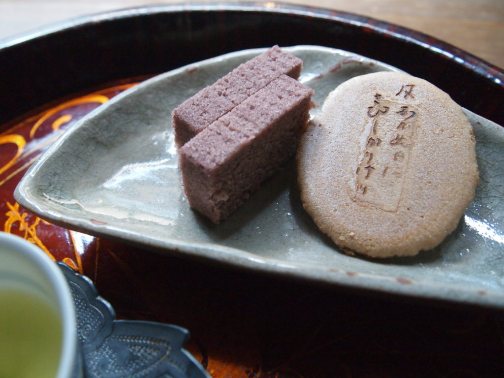 奈良　nara 隠れ家　三五夜　茶道　お茶　煎茶　煎茶道　体験　教室　習い事　お稽古　煎茶教室　煎茶道教室　茶室　茶席　茶会　玉露　宇治茶　丸久小山園　趙州　JR奈良駅　徒歩　2分　三網田　カフェテオリア　cafeteoria 聖ヒルデガルドの茶会　今出川　塩五　村雨　亀屋清長　蓮月せんべい　太田垣蓮月　富岡鉄斎　鶴屋徳満　曲水の宴　和菓子　上生菓子　春日曼荼羅　春日若宮おん祭り　春日大社　白玉椿　ツバキ　椿　南天　ナンテン