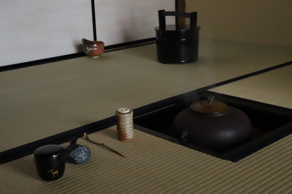 奈良　nara 隠れ家　三五夜　茶道　茶の湯　茶会　月釜　茶室　表千家　裏千家　煎茶道　お茶　お茶会　小間　春日大社　春日若宮おん祭り　松風　能　古典芸能　蘭陵王　舞楽　野村文挙　木版画　踊桐　茶道具　丸釜　茶杓　弘入　在原行平　村雨　塩五　塩饅頭　棗　JR奈良駅　徒歩2分　三網田　白玉　椿　赤楽　