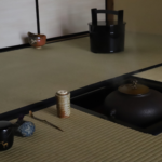 奈良　nara 隠れ家　三五夜　茶道　茶の湯　茶会　月釜　茶室　表千家　裏千家　煎茶道　お茶　お茶会　小間　春日大社　春日若宮おん祭り　松風　能　古典芸能　蘭陵王　舞楽　野村文挙　木版画　踊桐　茶道具　丸釜　茶杓　弘入　在原行平　村雨　塩五　塩饅頭　棗　JR奈良駅　徒歩2分　三網田　白玉　椿　赤楽　