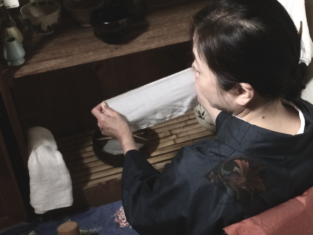 奈良　nara 三五夜　隠れ家　茶室　茶道教室　表千家　表千家茶道教室　奈良県　奈良市　JR奈良駅　徒歩2分　駅前　駅近　交通便利　お稽古　習い事　堂後宗邑　月釜　茶会　少人数制　月一回　月一　プレミアム 茶の湯　水屋　水屋稽古　仕組茶碗　作法　丁寧　マンツーマン　本格的　詳しい　男性教授　和の作法　伝統　和の稽古　曼殊院　山口光圓　光圓　曼殊院門跡　掛軸　掛け軸　稽古納め　茶巾　茶巾の扱い　水屋の作法　春日大社　春日若宮おん祭り　おん祭り　春日若宮　注連縄　紙垂　三網田