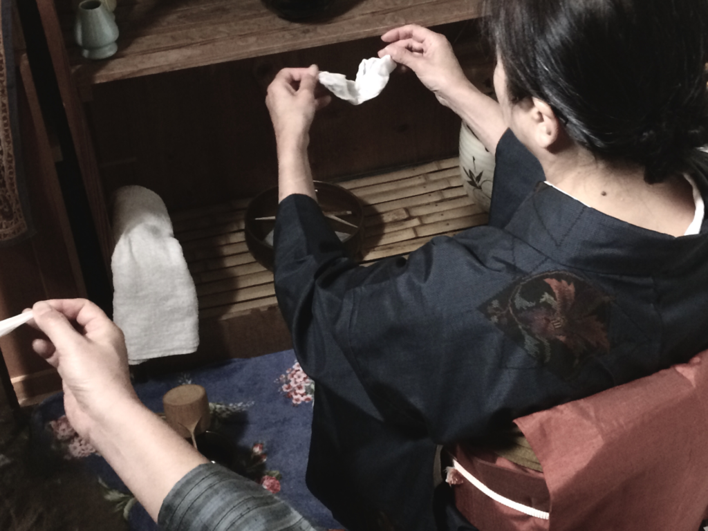 奈良　nara 三五夜　隠れ家　茶室　茶道教室　表千家　表千家茶道教室　奈良県　奈良市　JR奈良駅　徒歩2分　駅前　駅近　交通便利　お稽古　習い事　堂後宗邑　月釜　茶会　少人数制　月一回　月一　プレミアム 茶の湯　水屋　水屋稽古　仕組茶碗　作法　丁寧　マンツーマン　本格的　詳しい　男性教授　和の作法　伝統　和の稽古　曼殊院　山口光圓　光圓　曼殊院門跡　掛軸　掛け軸　稽古納め　茶巾　茶巾の扱い　水屋の作法　春日大社　春日若宮おん祭り　おん祭り　春日若宮　注連縄　紙垂　三網田