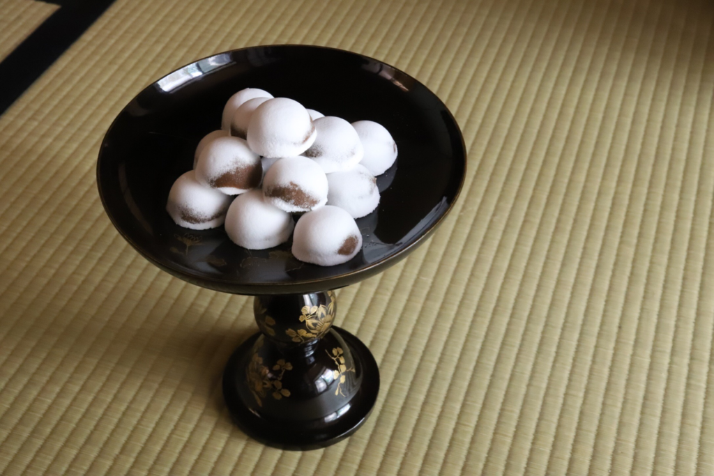 奈良 nara 隠れ家 三五夜 茶道 茶の湯 茶会 月釜 茶室 表千家 裏千家 煎茶道 お茶 お茶会 小間 春日大社 春日若宮おん祭り 松風 能 古典芸能 蘭陵王 舞楽 野村文挙 木版画 踊桐 茶道具 丸釜 茶杓 弘入 在原行平 村雨 塩五 塩饅頭 棗 JR奈良駅 徒歩2分 三網田 白玉 椿 赤楽 古裂 古布 袈裟 ひめゆり 天平古材 古材 天平
煎茶道 煎茶道具 香煎 潮吹き昆布 森井商店
