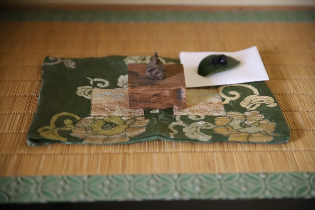 奈良 nara 隠れ家 三五夜 茶道 茶の湯 茶会 月釜 茶室 表千家 裏千家 煎茶道 お茶 お茶会 小間 春日大社 春日若宮おん祭り 松風 能 古典芸能 蘭陵王 舞楽 野村文挙 木版画 踊桐 茶道具 丸釜 茶杓 弘入 在原行平 村雨 塩五 塩饅頭 棗 JR奈良駅 徒歩2分 三網田 白玉 椿 赤楽 古裂 古布 袈裟 ひめゆり 天平古材 古材 天平