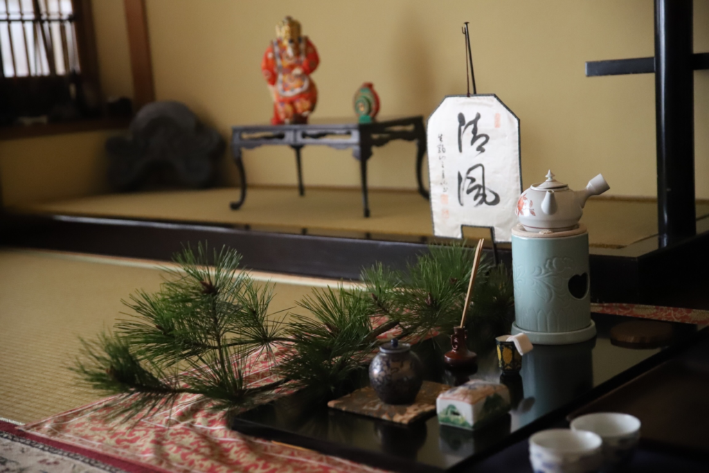 奈良 nara 隠れ家 三五夜 茶道 茶の湯 茶会 月釜 茶室 表千家 裏千家 煎茶道 お茶 お茶会 小間 春日大社 春日若宮おん祭り 松風 能 古典芸能 蘭陵王 舞楽 野村文挙 木版画 踊桐 茶道具 丸釜 茶杓 弘入 在原行平 村雨 塩五 塩饅頭 棗 JR奈良駅 徒歩2分 三網田 白玉 椿 赤楽 古裂 古布 袈裟 ひめゆり 天平古材 古材 天平 煎茶道 煎茶道具 香煎 潮吹き昆布 森井商店