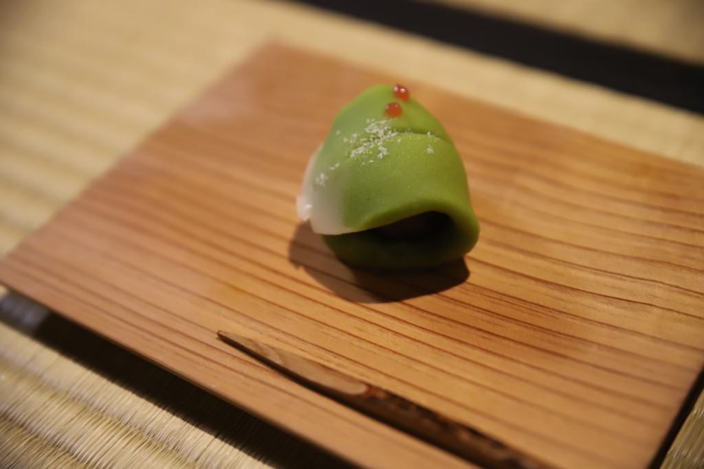 奈良 nara 三五夜 さんごや 三五屋 除夜釜 大晦日 年越し蕎麦 茶会 茶事 茶室 隠れ家 にじり口 埋火 うずみび 炭点前 炭 炉 半田炮烙 初日の出 新年 元旦 年越し お茶 茶道 大福茶 濃茶 座掃き 灰 初煎会 煎茶道 煎茶 結び柳 彩鳳舞丹霄 掛軸 黄檗山萬福寺 椿 ツバキ 白玉椿 獅子頭 鬼柚子 獅子柚子 柚子 蕎麦 そば 鰊 鰊蕎麦 にしん 鯛もなか 藤江屋分大 明石 歌会始 勅題 望 令和二年 栗羊羹 浮島 明石鯛 日ノ丸盆 煎茶道具 椅子席 銀瓶 JR奈良駅 駅前 月釜 徒歩圏内 奈良県 奈良市 三網田 口取り 口取
日本酒 清酒 数の子 黒豆 紅白膾 なます 古橋喬 懐石道具 懐石料理 秀樹椀 秀衡塗 酒盃 寿 朱盃 ノンアルコール飲料 発泡甘酒 萬春堂 千両 上生菓子 和菓子 練切 干菓子 蕎麦板 尾張屋 柚子餅 鶴屋八幡 鶴屋吉信