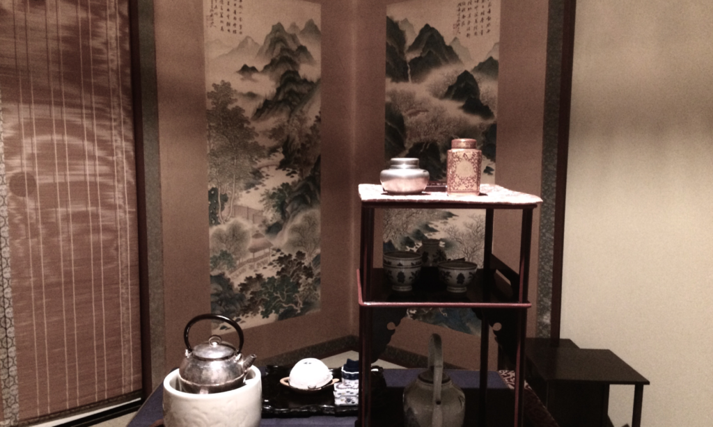 奈良 nara 三五夜 さんごや 三五屋 除夜釜 大晦日 年越し蕎麦 茶会 茶事 茶室 隠れ家 にじり口 埋火 うずみび 炭点前 炭 炉 半田炮烙 初日の出 新年 元旦 年越し お茶 茶道 大福茶 濃茶 座掃き 灰 初煎会 煎茶道 煎茶 結び柳 彩鳳舞丹霄 掛軸 黄檗山萬福寺 椿 ツバキ 白玉椿 獅子頭 鬼柚子 獅子柚子 柚子 蕎麦 そば 鰊 鰊蕎麦 にしん 鯛もなか 藤江屋分大 明石 歌会始 勅題 望 令和二年 栗羊羹 浮島 明石鯛 日ノ丸盆 煎茶道具 椅子席 銀瓶 JR奈良駅 駅前 月釜 徒歩圏内 奈良県 奈良市 三網田 口取り 口取
日本酒 清酒 数の子 黒豆 紅白膾 なます 古橋喬 懐石道具 懐石料理 秀樹椀 秀衡塗 酒盃 寿 朱盃 ノンアルコール飲料 発泡甘酒 萬春堂 千両 上生菓子 和菓子 練切 干菓子 蕎麦板 尾張屋 柚子餅 鶴屋八幡 鶴屋吉信