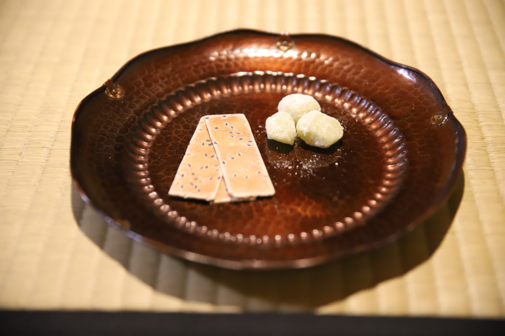 奈良 nara 三五夜 さんごや 三五屋 除夜釜 大晦日 年越し蕎麦 茶会 茶事 茶室 隠れ家 にじり口 埋火 うずみび 炭点前 炭 炉 半田炮烙 初日の出 新年 元旦 年越し お茶 茶道 大福茶 濃茶 座掃き 灰 初煎会 煎茶道 煎茶 結び柳 彩鳳舞丹霄 掛軸 黄檗山萬福寺 椿 ツバキ 白玉椿 獅子頭 鬼柚子 獅子柚子 柚子 蕎麦 そば 鰊 鰊蕎麦 にしん 鯛もなか 藤江屋分大 明石 歌会始 勅題 望 令和二年 栗羊羹 浮島 明石鯛 日ノ丸盆 煎茶道具 椅子席 銀瓶 JR奈良駅 駅前 月釜 徒歩圏内 奈良県 奈良市 三網田 口取り 口取
日本酒 清酒 数の子 黒豆 紅白膾 なます 古橋喬 懐石道具 懐石料理 秀樹椀 秀衡塗 酒盃 寿 朱盃 ノンアルコール飲料 発泡甘酒 萬春堂 千両 上生菓子 和菓子 練切 干菓子 蕎麦板 尾張屋 柚子餅 鶴屋八幡 鶴屋吉信
