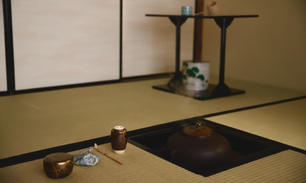 奈良 nara 三五夜 さんごや 三五屋 茶会 茶室 隠れ家 にじり口 炭 炉 新年 お茶 茶道 大福茶 掃結び柳 掛軸 椿 ツバキ 白玉椿 ししがしら年 茶道具 JR奈良駅 駅前 月釜 徒歩圏内 奈良県 奈良市 三網田 濃茶 薄茶 続き薄 茶道具 茶道具販売 上生菓子 和菓子 干菓子 初釜 茶の湯 花びら餅 丸久小山園 雲鶴 紅白椿 小人数 人気茶会 奈良散策 冬の奈良 ほっこり 少人数 ゆったり 師走 月釜 加納鉄哉 市川銕琅 春日卓 如意 霊芝 根竹 竹 タケ 盃 杯 酒盃 真葛 永楽 北峯 吉野 実城寺 吉野朝宮 塗盆 四脚盆 朱塗り 吉野塗 シャインマスカット マスカット グミ ゼリー 味覚糖 CORORO 水仙 スイセン 三浦竹軒 鶏竜山 乾坤輝 茶入れ 肩衝 平棗 茶杓 仕覆 水指 蓋置 四方棚