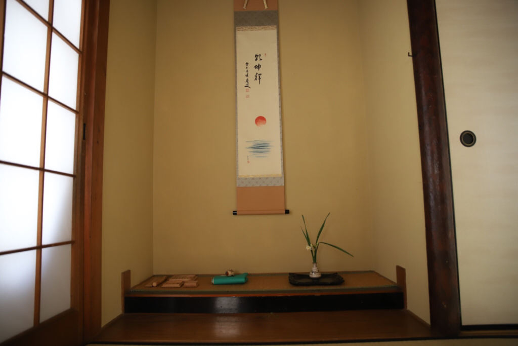 奈良 nara 三五夜 さんごや 三五屋 茶会 茶室 隠れ家 にじり口 炭 炉 新年 お茶 茶道 大福茶 掃結び柳 掛軸 椿 ツバキ 白玉椿 ししがしら年 茶道具 JR奈良駅 駅前 月釜 徒歩圏内 奈良県 奈良市 三網田 濃茶 薄茶 続き薄 茶道具 茶道具販売 上生菓子 和菓子 干菓子 初釜 茶の湯 花びら餅 丸久小山園 雲鶴 紅白椿 小人数 人気茶会 奈良散策 冬の奈良 ほっこり 少人数 ゆったり 師走 月釜 加納鉄哉 市川銕琅 春日卓 如意 霊芝 根竹 竹 タケ 盃 杯 酒盃 真葛 永楽 北峯 吉野 実城寺 吉野朝宮 塗盆 四脚盆 朱塗り 吉野塗 シャインマスカット マスカット グミ ゼリー 味覚糖 CORORO 水仙 スイセン 三浦竹軒 鶏竜山 乾坤輝