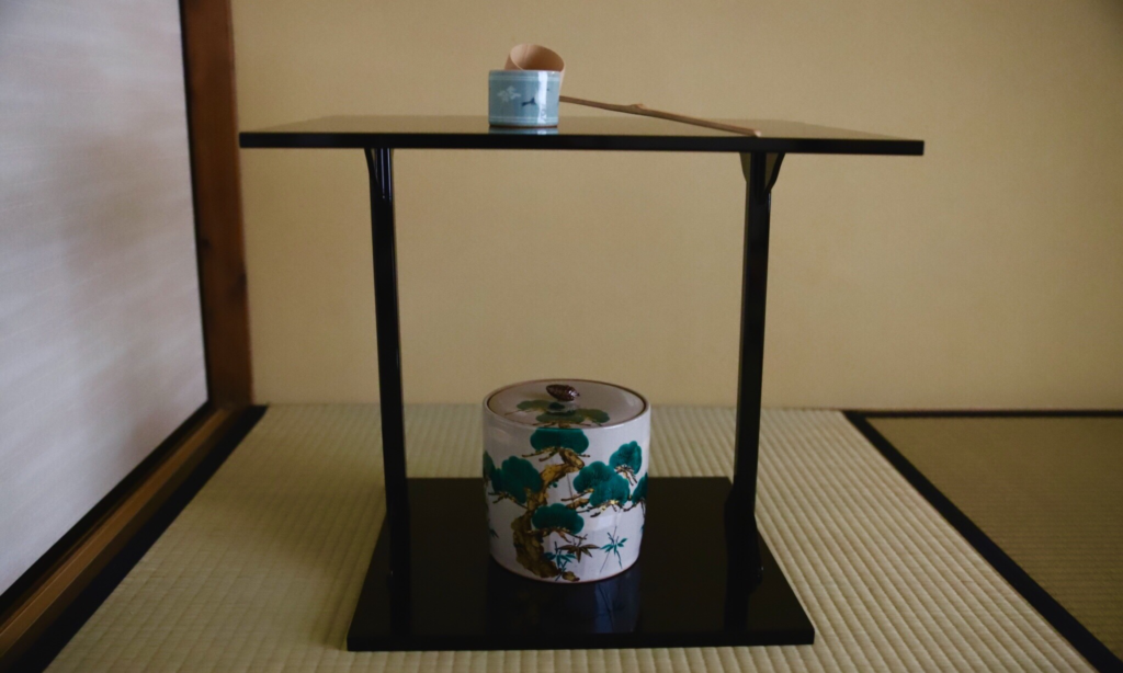 鶴宿千年松 奈良 nara 三五夜 さんごや 三五屋 茶会 茶室 隠れ家 にじり口 炭 炉 新年 お茶 茶道 大福茶 掃結び柳 掛軸 椿 ツバキ 白玉椿 ししがしら年 茶道具 JR奈良駅 駅前 月釜 徒歩圏内 奈良県 奈良市 三網田 濃茶 薄茶 続き薄 茶道具 茶道具販売 上生菓子 和菓子 干菓子 初釜 茶の湯 花びら餅 丸久小山園 雲鶴 紅白椿 小人数 人気茶会 奈良散策 冬の奈良 ほっこり 少人数 ゆったり 師走 月釜 加納鉄哉 市川銕琅 春日卓 如意 霊芝 根竹 竹 タケ 盃 杯 酒盃 真葛 永楽 北峯 吉野 実城寺 吉野朝宮 塗盆 四脚盆 朱塗り 吉野塗 シャインマスカット マスカット グミ ゼリー 味覚糖 CORORO 水仙 スイセン 三浦竹軒 鶏竜山 乾坤輝 茶入れ 肩衝 平棗 茶杓 仕覆 水指 蓋置 四方棚 柄杓飾り残し