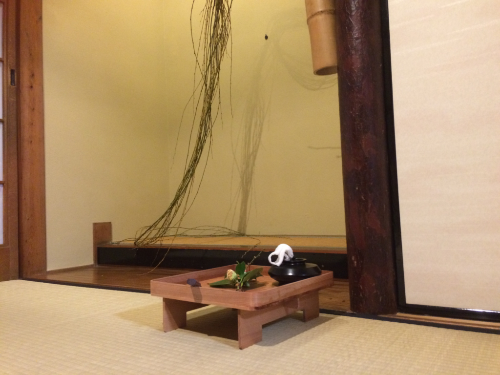奈良 nara 三五夜 さんごや 三五屋 除夜釜 大晦日 年越し蕎麦 茶会 茶事 茶室 隠れ家 にじり口 埋火 うずみび 炭点前 炭 炉 半田炮烙 初日の出 新年 元旦 年越し お茶 茶道 大福茶 濃茶 座掃き 灰 初煎会 煎茶道 煎茶 結び柳 彩鳳舞丹霄 掛軸 黄檗山萬福寺 椿 ツバキ 白玉椿 獅子頭 鬼柚子 獅子柚子 柚子 蕎麦 そば 鰊 鰊蕎麦 にしん 鯛もなか 藤江屋分大 明石 歌会始 勅題 望 令和二年 栗羊羹 浮島 明石鯛 日ノ丸盆 煎茶道具 椅子席 銀瓶 JR奈良駅 駅前 月釜 徒歩圏内 奈良県 奈良市 三網田 口取り 口取
日本酒 清酒 数の子 黒豆 紅白膾 なます 古橋喬 懐石道具 懐石料理 秀樹椀 秀衡塗 酒盃 寿 朱盃 ノンアルコール飲料 発泡甘酒 萬春堂 千両 上生菓子 和菓子 練切 干菓子 蕎麦板 尾張屋 柚子餅 鶴屋八幡 鶴屋吉信