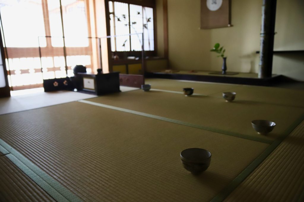 奈良　茶道　体験　nara 三五夜　さんごや　三五屋　茶会　茶室　隠れ家　にじり口　炭　炉　掛軸　椿　ツバキ　茶道具　JR奈良駅　駅前　月釜　徒歩圏内　奈良県　奈良市　三網田　濃茶　薄茶　続き薄　茶道具　茶道具販売　七夕　乞巧奠　きっこうてん　きこうてん　きこうでん　冷泉　尋牛斎　銀河花外転　紫陽花　藤空木　下野　月星草　青漆爪紅　糸巻棚　碌々斎　保庭　楽入　鬼桶　井伊宗観　十二ヶ月棗　女郎花　カササギ　尻張棗　磁州窯　堆線　仕覆