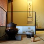 奈良　茶道　体験　nara 三五夜　さんごや　三五屋　茶会　茶室　隠れ家　にじり口　炭　炉　掛軸　椿　ツバキ　茶道具　JR奈良駅　駅前　月釜　徒歩圏内　奈良県　奈良市　三網田　濃茶　薄茶　続き薄　茶花　生花　待合 堂後　宗邑 奈良市三条町にあるお茶と古美術の隠れ家サロン「三五夜」の月釜が堂後宗邑氏の担当により九月十三日、十四日の二日間に渡り開催された。 両日とも満席となる盛況ぶりであった 待合　森田泰山筆　円相ニ天然　色紙 前ニ　供茶　献花 床　無適斎一行　玉杵成霊薬　尋牛斎箱 花入　惺斎好　江の島サザエ籠　有馬昭竹斎作 花　秋草　いろいろ 香合　平城宮跡出土　杉古材　東大寺清水公照　松の字　共箱 而妙斎㐂久寿ノ字　紹巴織帛紗敷キテ　大阪友香作 風炉　尋牛斎好　花押鋳込み扇透し琉球　共箱　莎村作 田口釜添フ 風炉先　桐箔絵　腰　而妙斎判　共箱　奥村製 如心斎　好　掻合塗　大板 水指　須恵窯　朝鮮唐津　而妙斎箱　守俊作 茶入　丹波　銘　庵の友　雪底和尚箱 袋　牡丹唐草金蘭 茶碗　弘入作　赤　銘　萩の露　即中斎箱 出帛紗　タイ土産　象の柄の織物　ひめゆり仕立 副　古曽部焼　御本写　而妙斎箱 薄茶器　即中斎好　金銀笹蒔絵雪吹　而妙斎箱　近左作 茶碗　萩　刷毛目　銘　月影　尋牛斎箱　十五代　新兵衛作 替　真葛焼　蔦の絵　平　香斎作 茶杓　尋牛斎作　銘　清風　共筒箱 菓子器　鹿背山焼　染付鉢 菓子　猿沢　瑠璃菓製 干菓子器　ニューカレドニア土産 干菓子　琥珀と和風マカロン　瑠璃菓製 建水　黄瀬戸　エフゴ形　古橋尚作 蓋置　而妙斎好菊の絵　永楽造　共箱 莨盆　櫛形　兼中斎判　共箱　表朔作 火入　絵唐津　重利作 莨入　切箔タトウ　奥村製 煙管　如心斎好　筋 濃茶　雲鶴　丸久小山園 薄茶　又玄　同