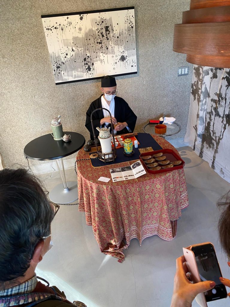 Kitchin-Lab KACOM 今谷秀和 建築家 設計事務所 モダン モダン建築 おしゃれカフェ イマタニタカコ 書家 書道 墨 筆 コラボ企画 学園前 奈良 nara なら sanngoya 三五夜 三五屋 さんごや 奈良駅 JR奈良 駅前 駅近 教室 茶道教室 茶の湯 茶道 煎茶道 煎茶道教室 お点前 お稽古 習い事 少人数制 完全予約制 予約制 個室 茶室 にじり口 文人趣味 茶会記 会記 煎茶道具 煎茶教室 徒歩2分 書院造 しつらえ いけばな いけばな教室 華道教室 茶会 月釜 濃茶 各服点て 薄茶 上生菓子 和菓子 干菓子 神姫バス 豪華バスツアー 真結 ユイプレミア YUI PREMIERE ゆい 水戸岡鋭治 ななつ星 JR九州 カタチ研究所