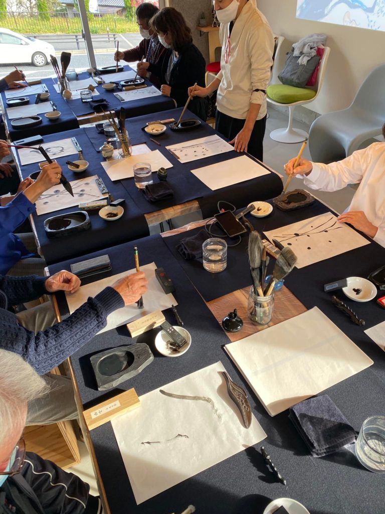 Kitchin-Lab KACOM 今谷秀和 建築家 設計事務所 モダン モダン建築 おしゃれカフェ イマタニタカコ 書家 書道 墨 筆 コラボ企画 学園前 奈良 nara なら sanngoya 三五夜 三五屋 さんごや 奈良駅 JR奈良 駅前 駅近 教室 茶道教室 茶の湯 茶道 煎茶道 煎茶道教室 お点前 お稽古 習い事 少人数制 完全予約制 予約制 個室 茶室 にじり口 文人趣味 茶会記 会記 煎茶道具 煎茶教室 徒歩2分 書院造 しつらえ いけばな いけばな教室 華道教室 茶会 月釜 濃茶 各服点て 薄茶 上生菓子 和菓子 干菓子 神姫バス 豪華バスツアー 真結 ユイプレミア YUI PREMIERE ゆい 水戸岡鋭治 ななつ星 JR九州 カタチ研究所