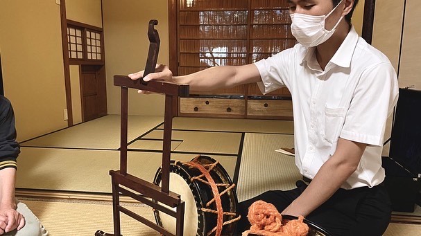 奈良 なら nara 奈良市 奈良駅 JR奈良 駅前 駅近 徒歩2分 三条町 三五夜 さんごや sangoya 古民家 日本家屋 茶室 茶道 茶の湯 月釜 三五夜月釜 茶会 華道 華道教室 いけばな 生花 いけ花 カフェ 茶房 厨房 レンタルキッチン シェアキッチン 出張料理人 フリーランス 料理人 バーテンダー パティシエ 募集中 人材募集 見学 下見 レンタル茶室 カウンター 表千家茶道教室 茶事教室 能楽 能 お能 能楽教室 能楽師太鼓方 中田一葉
金春流 金春能 マンツーマン 少人数制 太鼓 能舞台 発表会