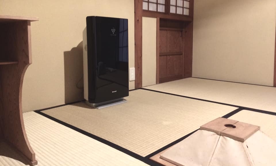 奈良 なら nara 奈良県 奈良市 隠れ家 三五夜 さんごや 三五屋 教室 茶道教室 華道教室 茶の湯 いけばな教室 いけばな 茶道 華道 おけいこ お稽古 習い事 伝統芸能 表千家 山村御流 雅楽教室 レッスン JR奈良駅 近鉄奈良 駅前 徒歩圏内 徒歩2分 お茶 お花 少人数制 個別レッスン プライベートレッスン 個別指導 水屋稽古 花は野にあるように 予防対策 空気清浄機 プラズマクラスター シャープ 感染症対策 事前対応 奈良一刀彫 一刀彫 橋本良寿 良寿 雛人形 雛飾り 雛祭り 赤膚焼 文秀女王 円照寺 圓照寺 大和三尼門跡 尼門跡 宸筆 掛軸 掛け軸 奈良物 骨董 三網田 抱清棚